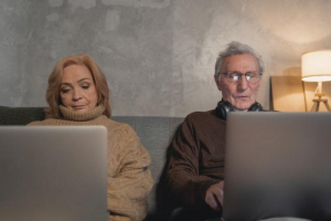 seniors-using-laptops